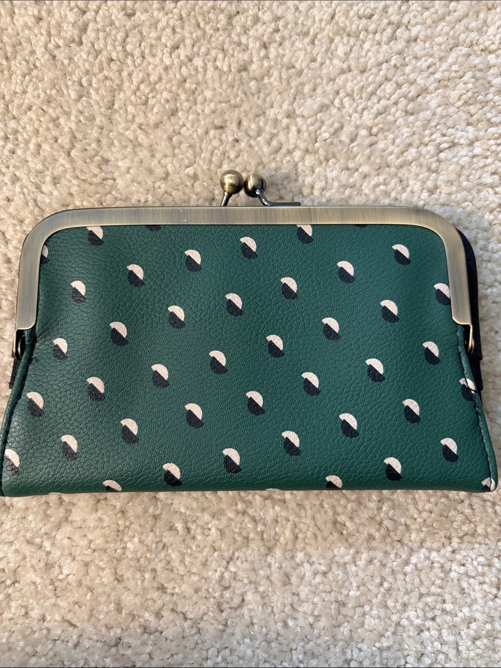 Time And Tru Women’s Kisslock Bi-Fold Wallet Green Geo Dot w/Credit Card Slots